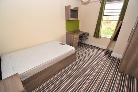 Room Powers Court in Royal Leamington Spa