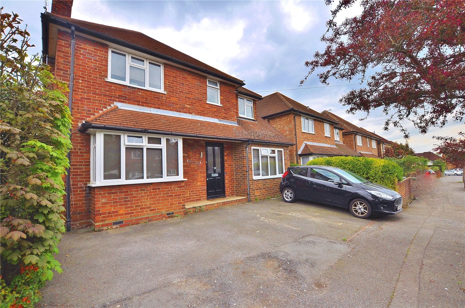 Room Ardmore Avenue in Guildford