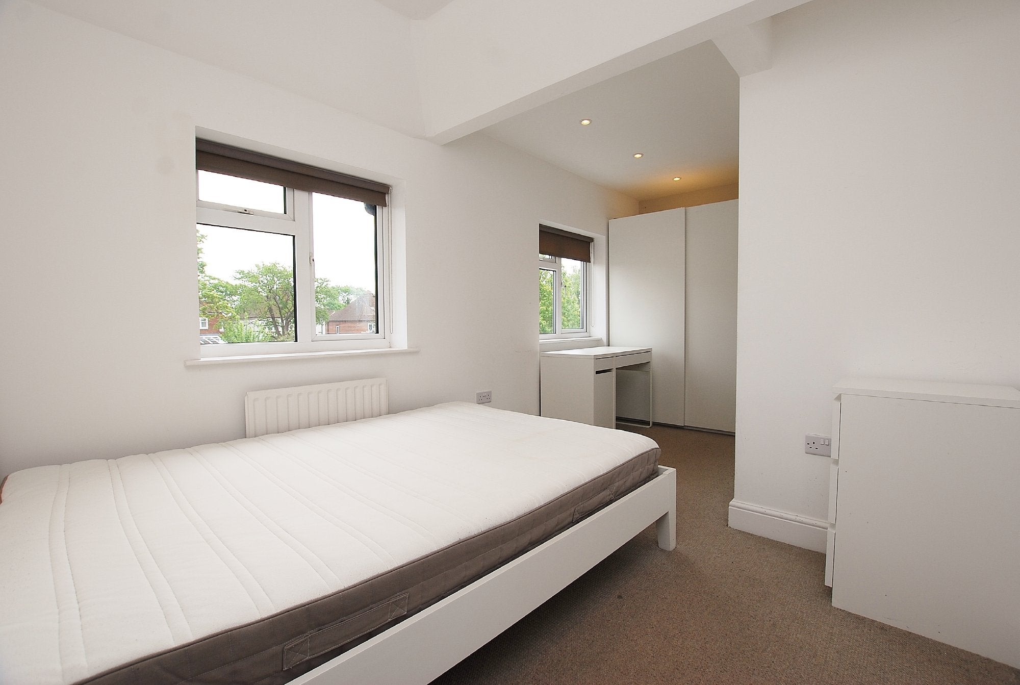 Room Ardmore Avenue in Guildford