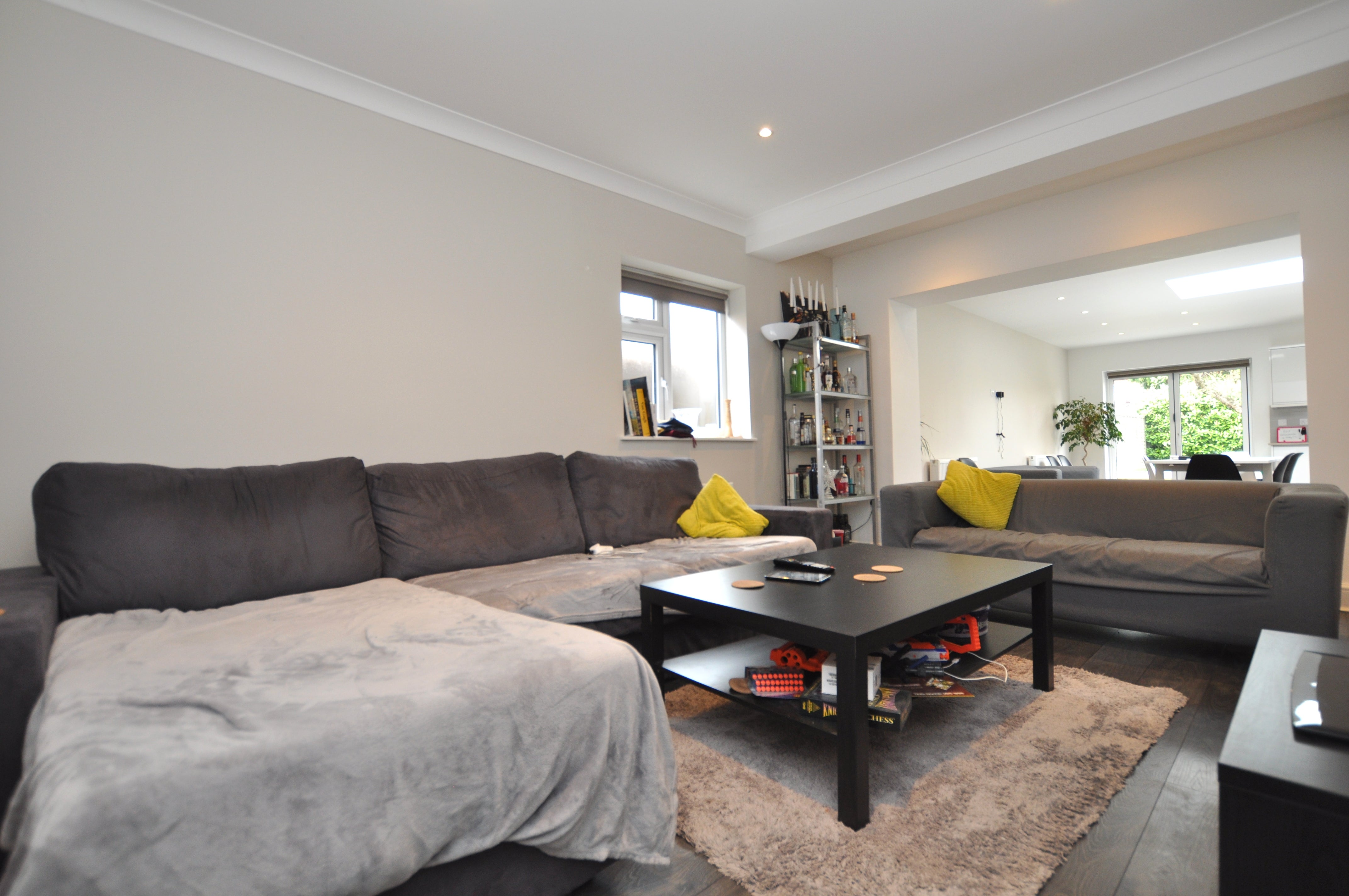 Room Ardmore Avenue in Guildford