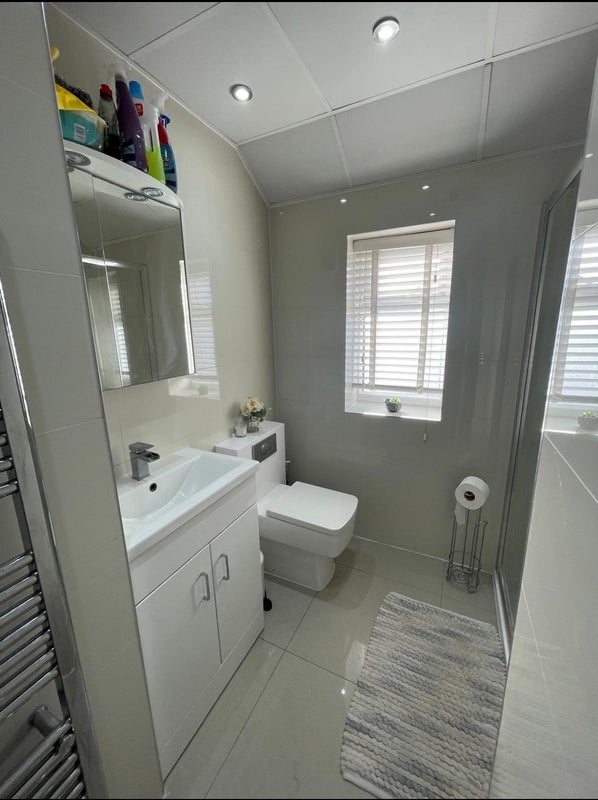 Room Granville Avenue in Slough