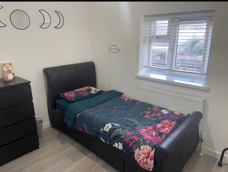 Room Granville Avenue in Slough