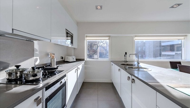 Flat Ixworth Place in Greater London