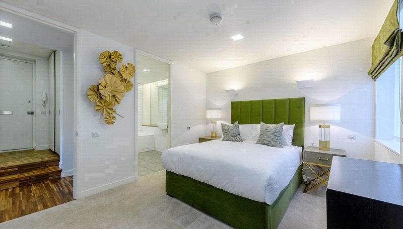 Flat Ixworth Place in Greater London