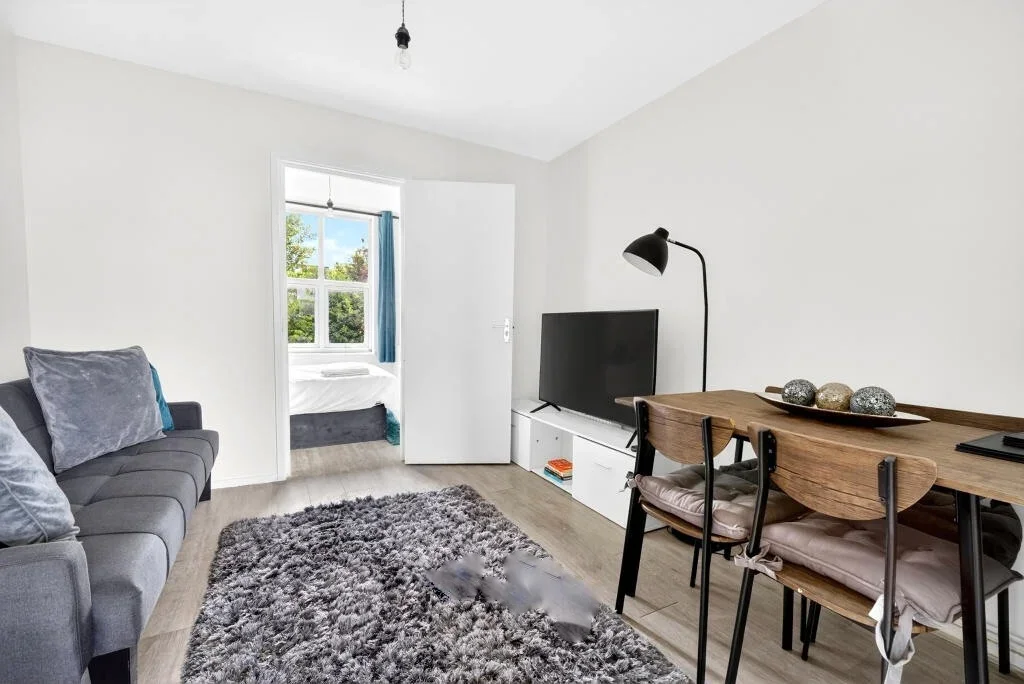 Flat Brabourne Close in Greater London