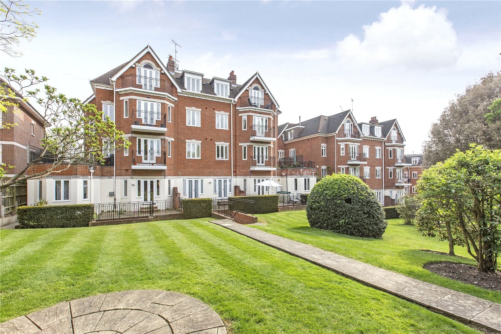 Flat Wimbledon Hill Road in Greater London