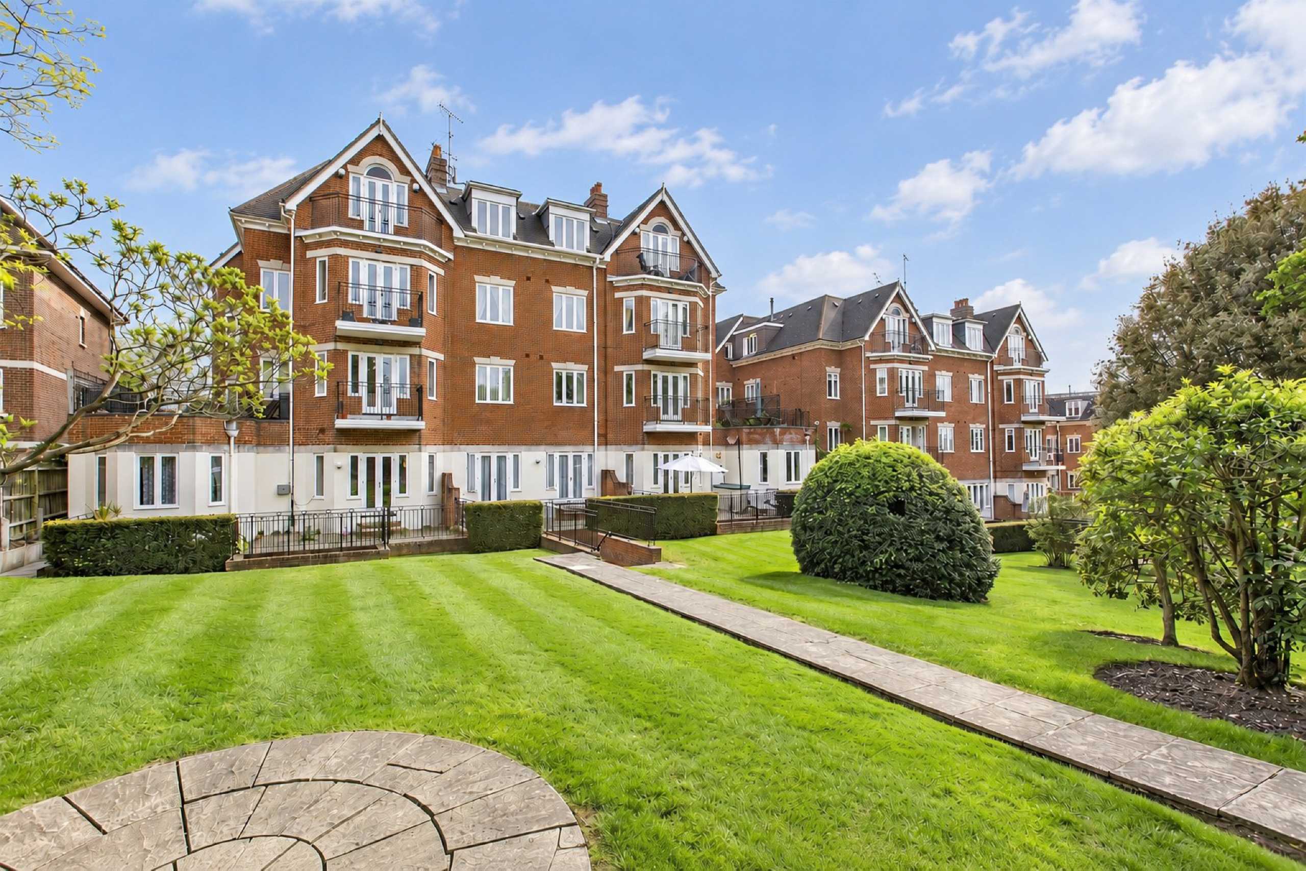 Flat Wimbledon Hill Road in Greater London