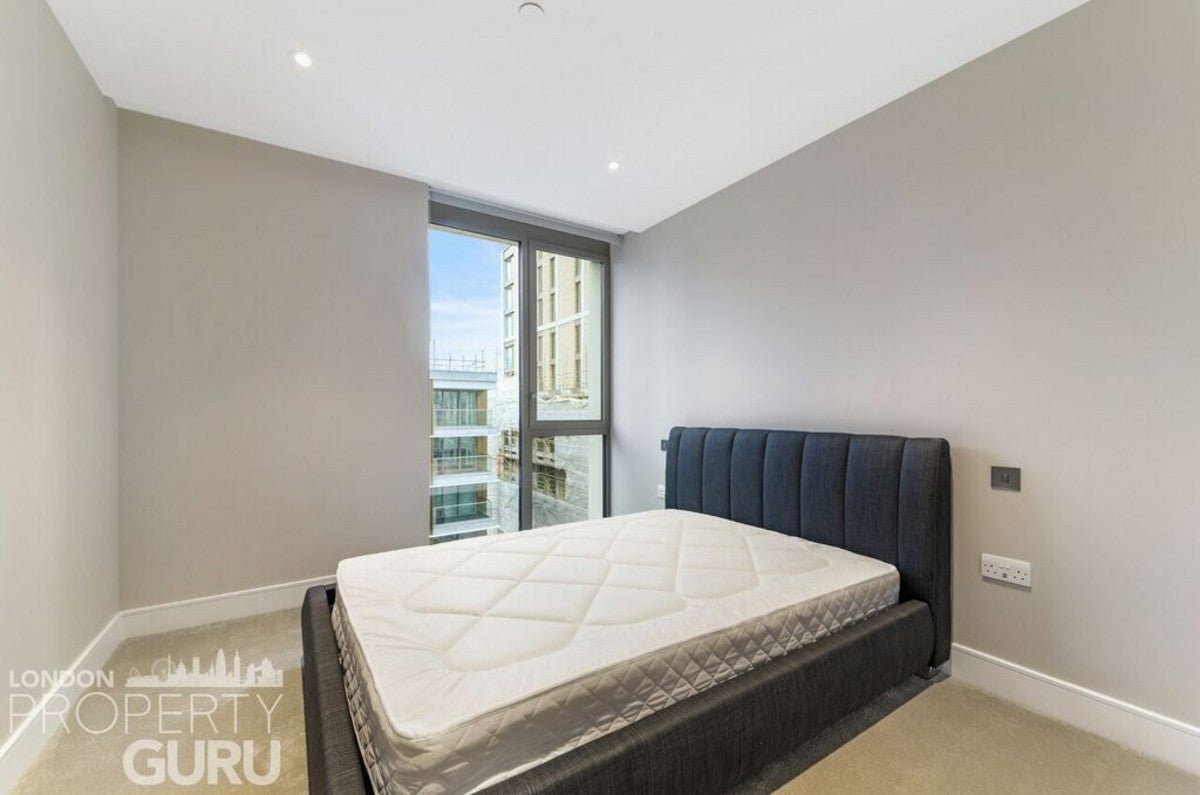 Flat Prince of Wales Drive in Greater London