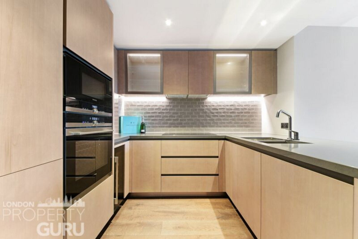 Flat Prince of Wales Drive in Greater London