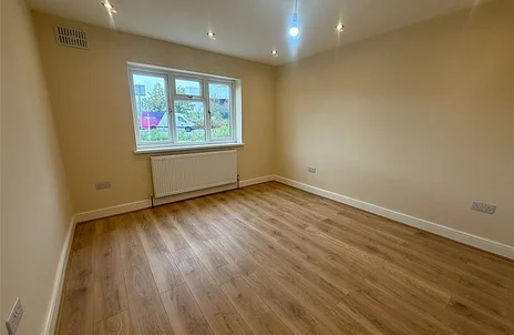 Flat Sutton Lane in Slough
