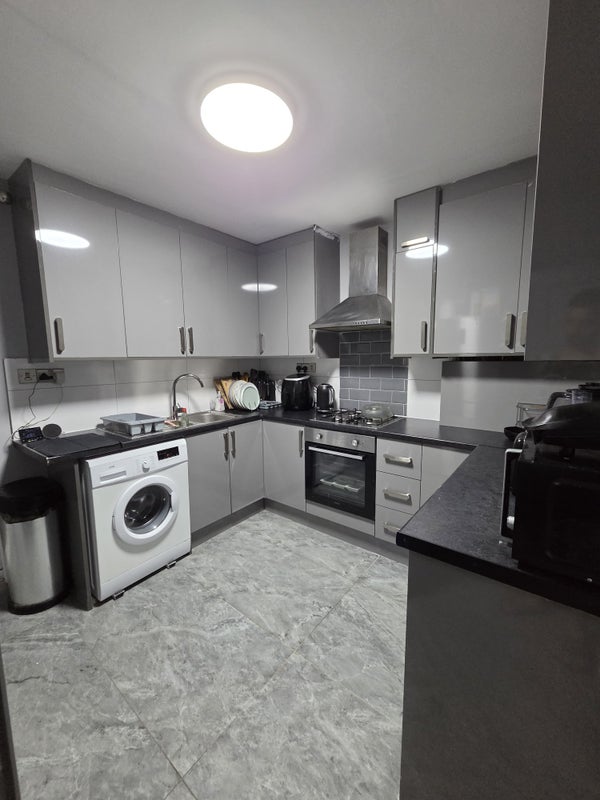 Room Waltham Grove in Birmingham