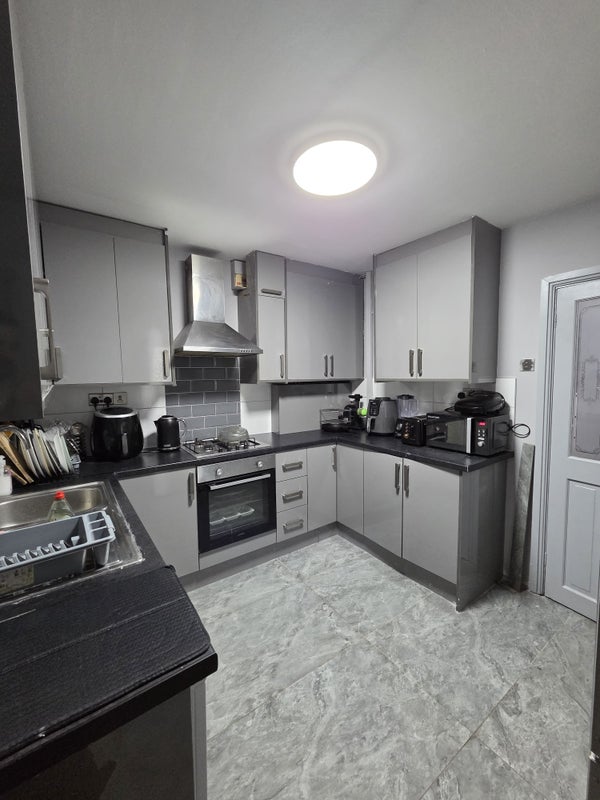 Room Waltham Grove in Birmingham