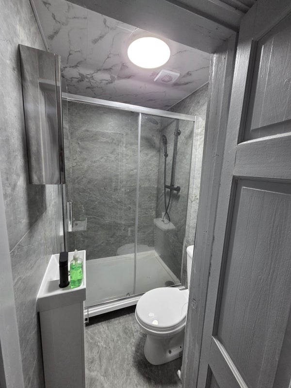 Room Waltham Grove in Birmingham