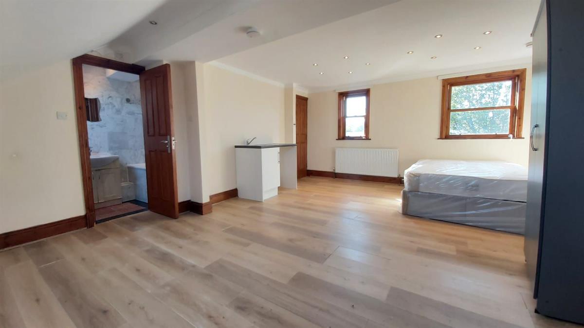 Flat Harpenden Road in Greater London