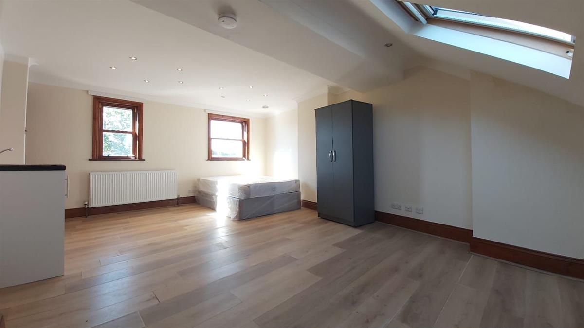 Flat Harpenden Road in Greater London