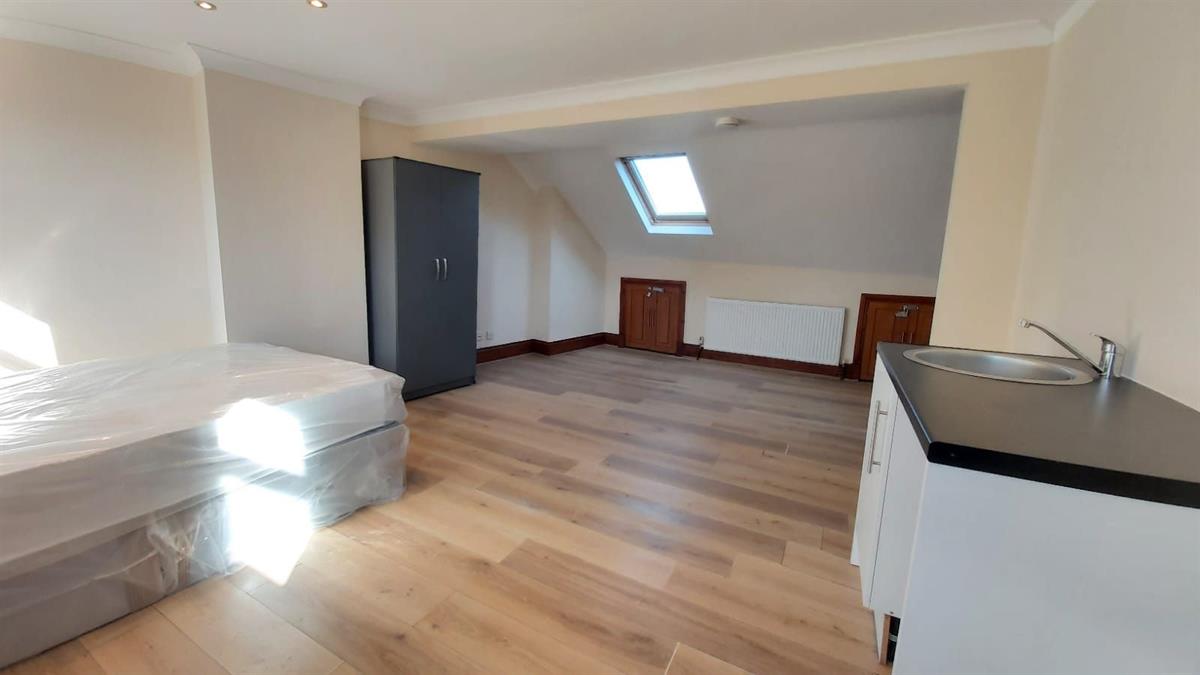 Flat Harpenden Road in Greater London