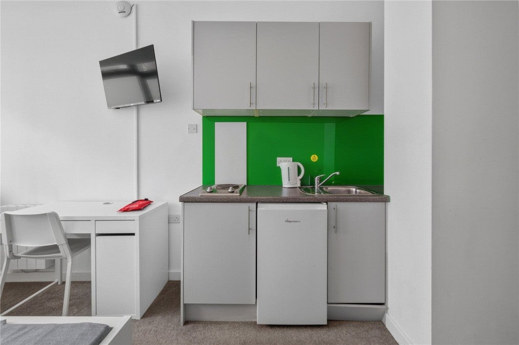 Flat Coombe Road in Greater London