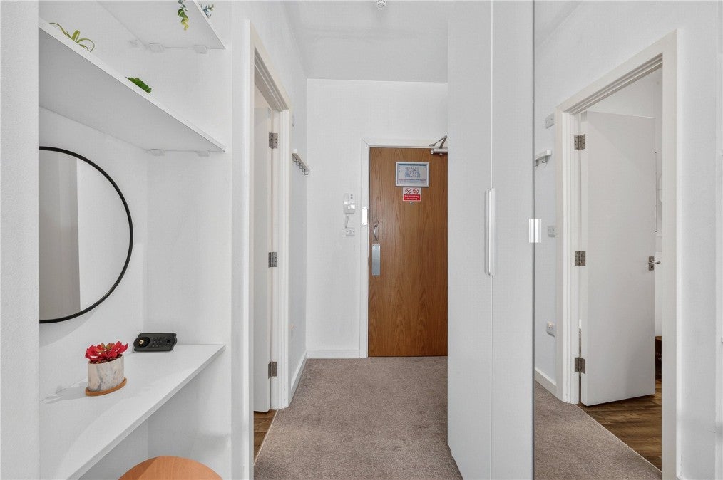 Flat Coombe Road in Greater London