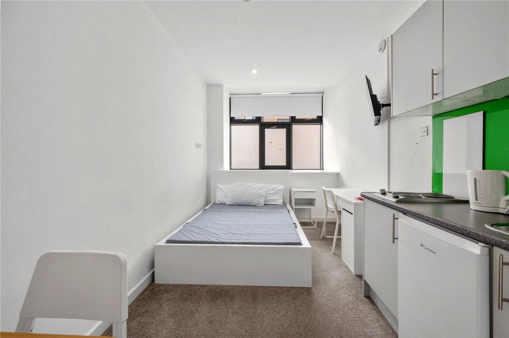Flat Coombe Road in Greater London