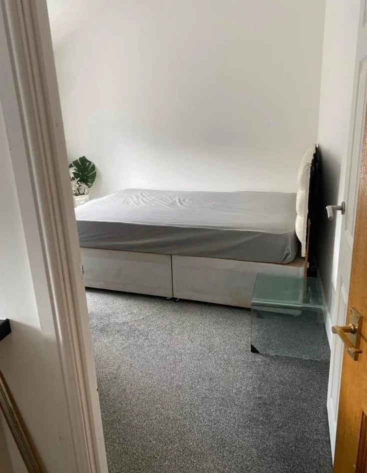 Room Sunnyside Road North in Greater London