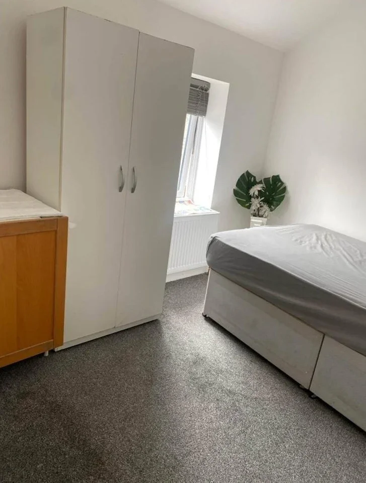 Room Sunnyside Road North in Greater London