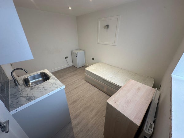Flat Ravensworth Road in London