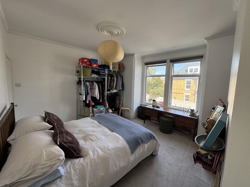 Room Waveney Avenue in Greater London