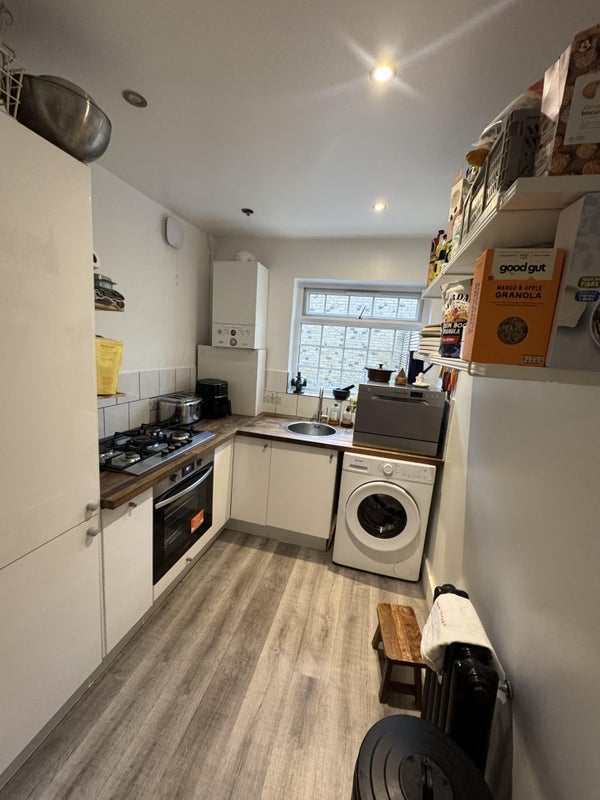 Room Waveney Avenue in Greater London