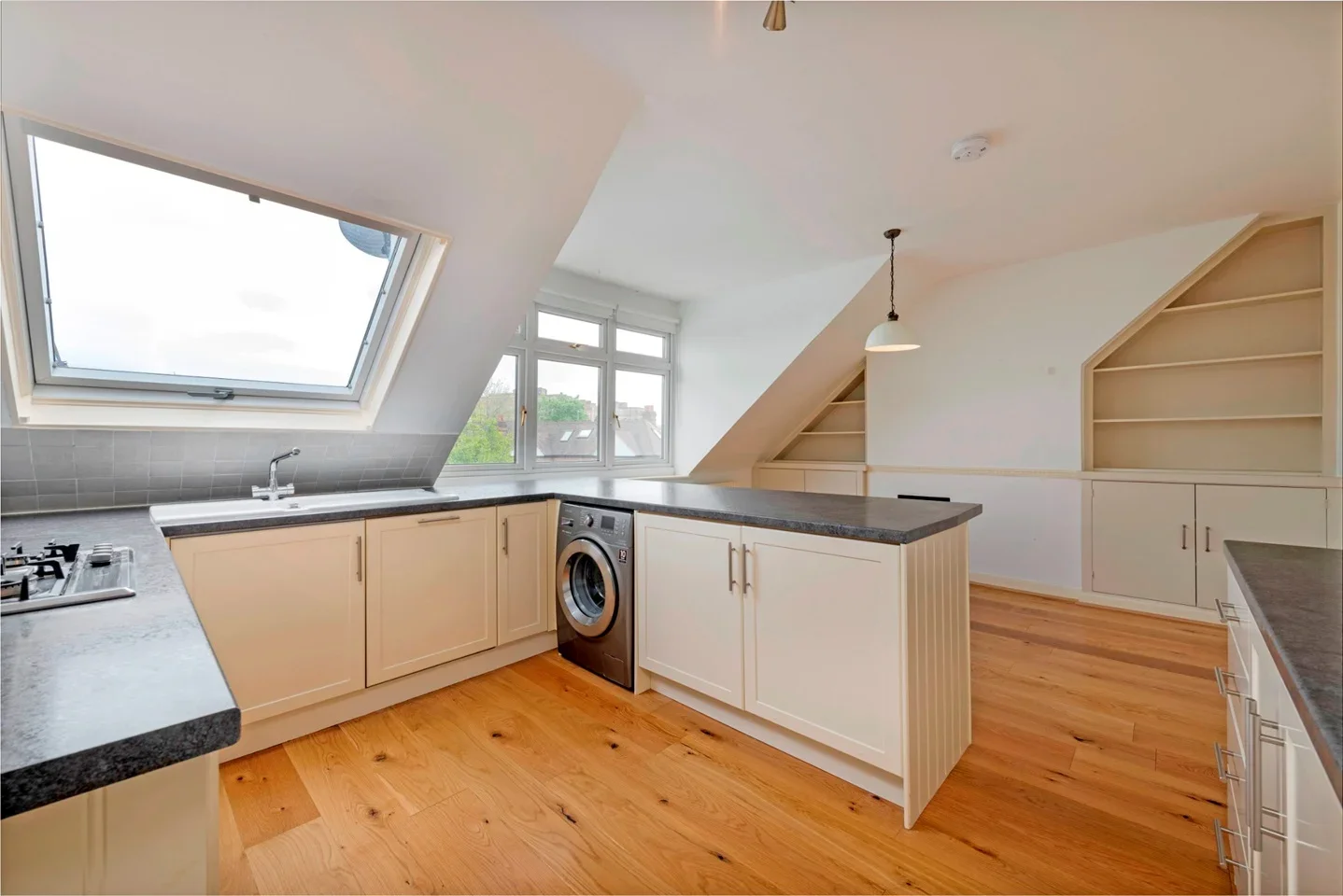 Flat Erpingham Road in Greater London