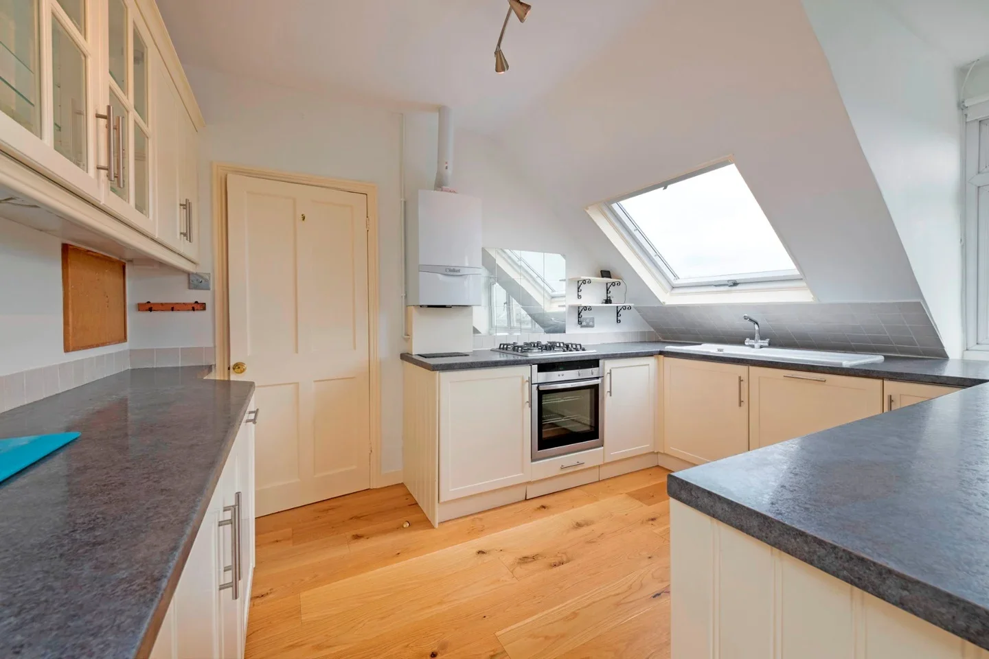 Flat Erpingham Road in Greater London