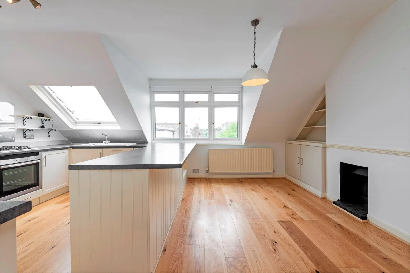 Flat Erpingham Road in Greater London