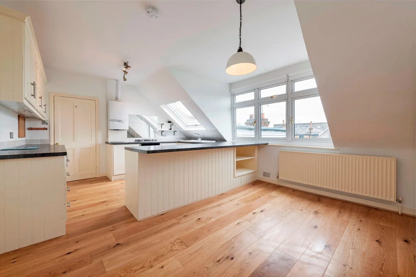 Flat Erpingham Road in Greater London
