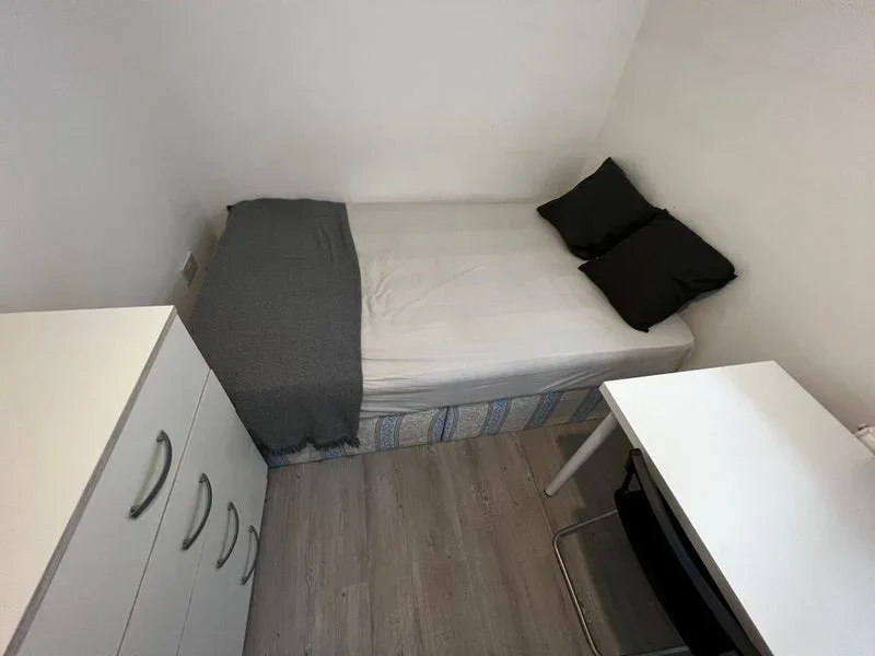 Room New Road in Greater London