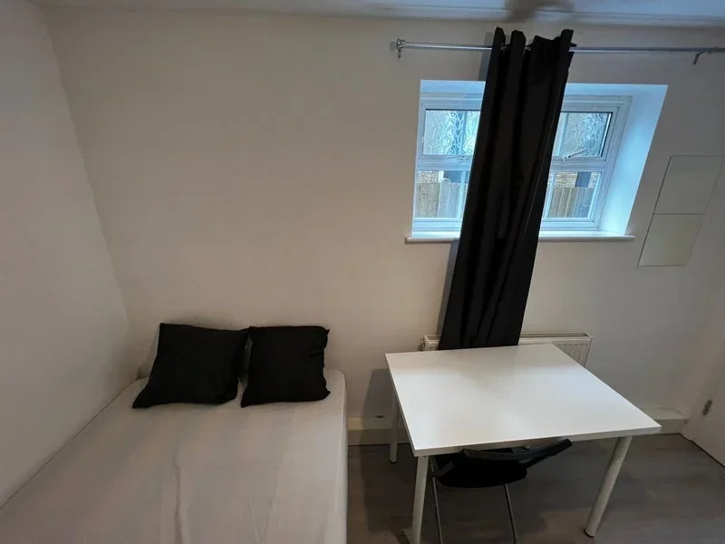 Room New Road in Greater London