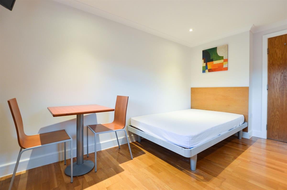 Flat Shepherds Bush Road in Greater London