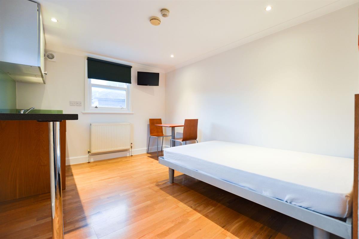 Flat Shepherds Bush Road in Greater London