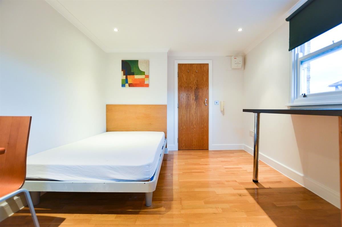 Flat Shepherds Bush Road in Greater London