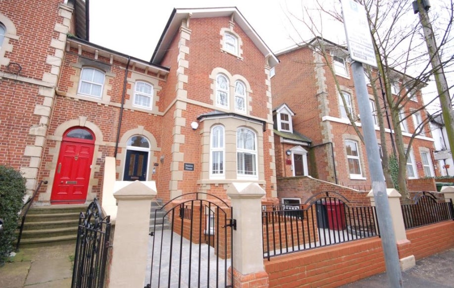 Flat Russell Street in Reading