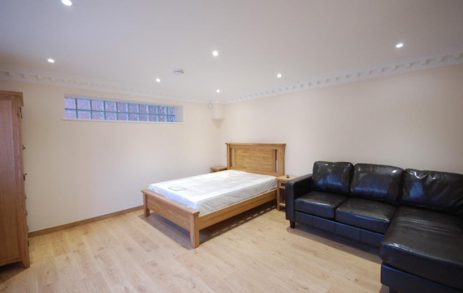 Flat Russell Street in Reading
