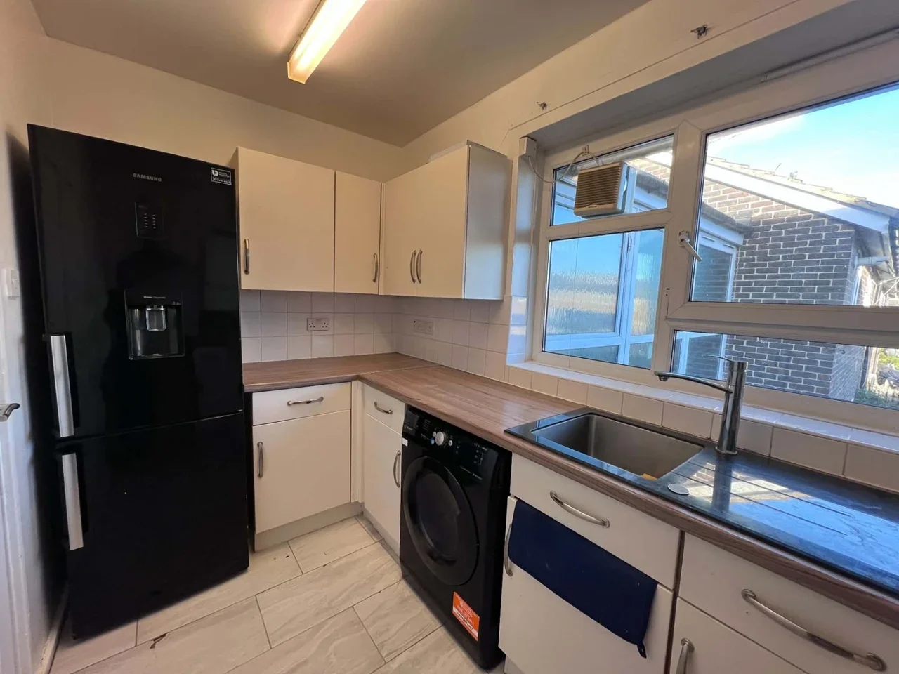 Room Luffield Road in Greater London