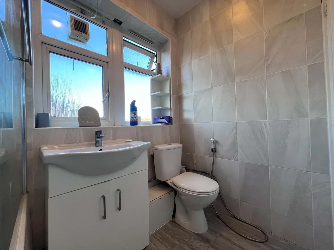 Room Luffield Road in Greater London