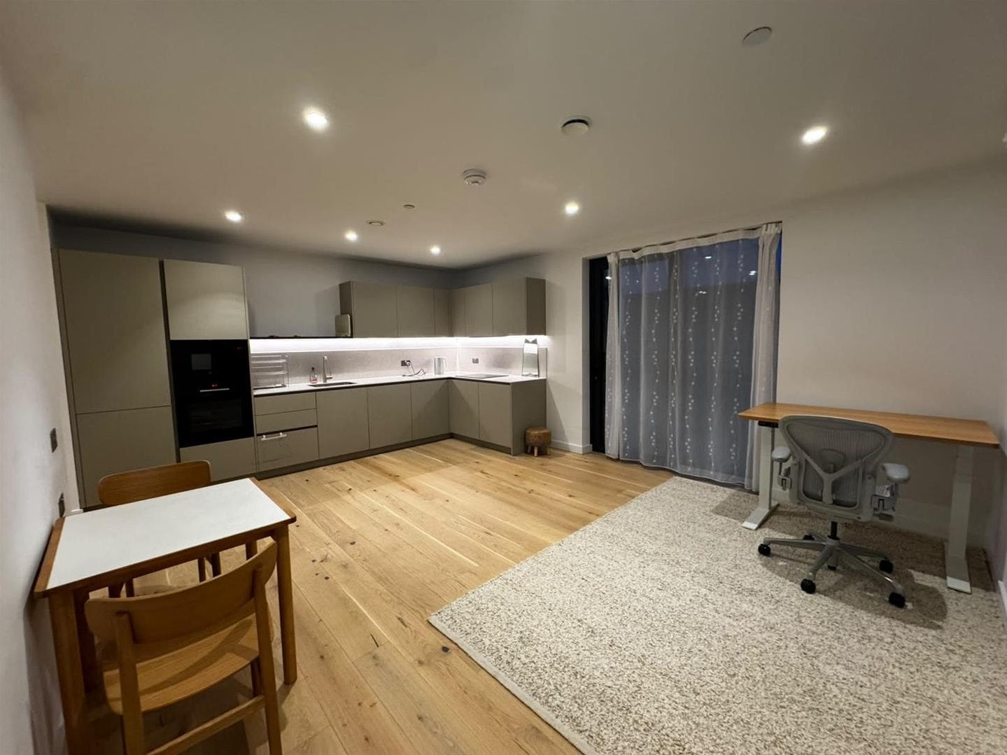 Flat Chandlers Avenue in Greater London