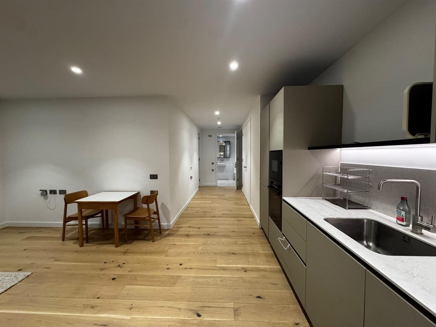 Flat Chandlers Avenue in Greater London