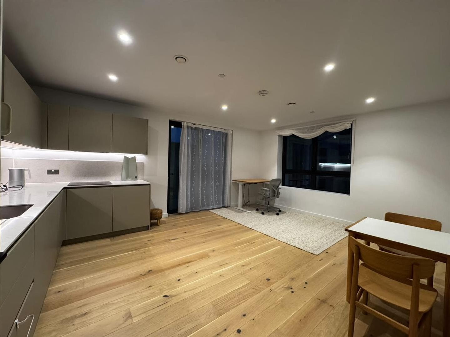 Flat Chandlers Avenue in Greater London