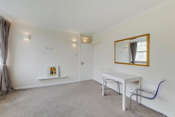 Flat Belgrave Road in London