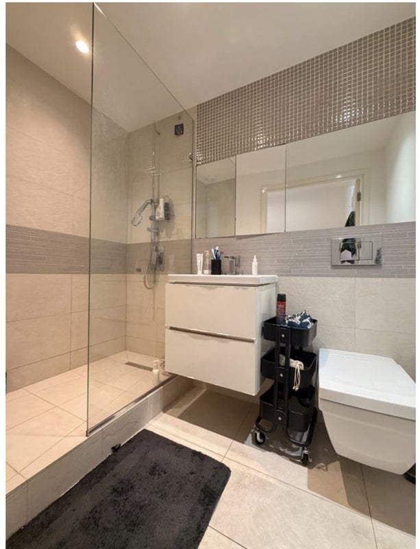 Room Plough Way in Greater London