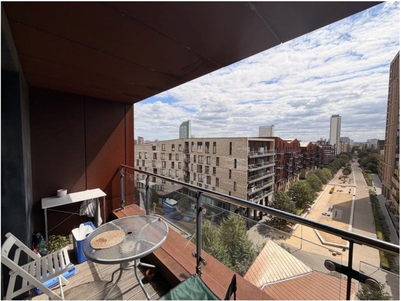 Room Plough Way in Greater London
