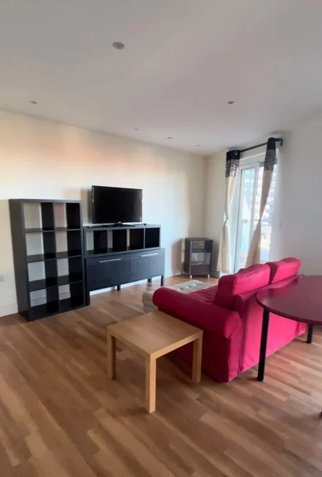 Flat Hatton Road in Greater London
