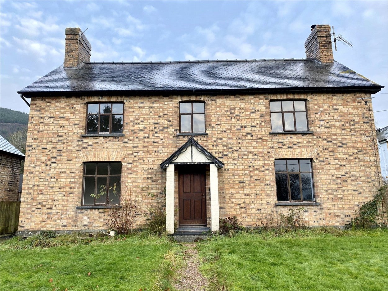 House B4568 in Llanwnnog