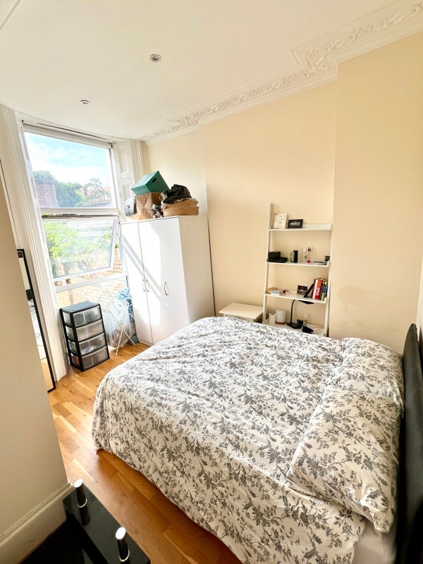 Room Tollington Road in Greater London
